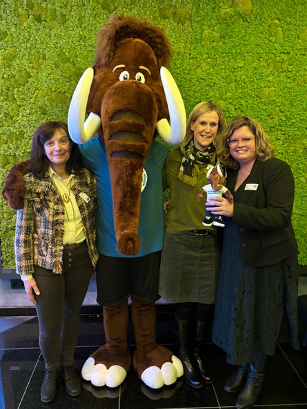 Gruppenbild mit Mammut: Vertreterinnen von Förderverein und Grundschule Hof