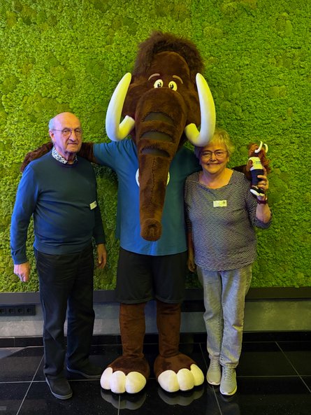 Gruppenbild mit Mammut: Zwei Repräsentanten des Fördervereins St. Josefskapelle Oberrod