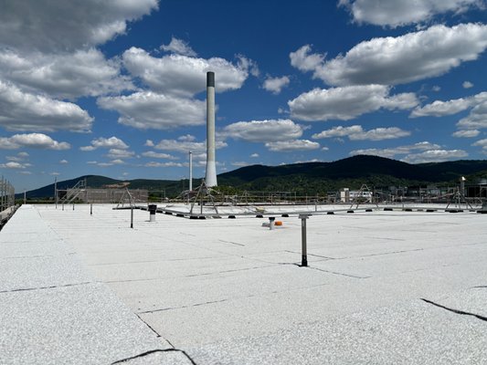 Fertiggestellte Dachfläche mit der Hochwert-Bitumenoberlage Vapro alpino – mit hoher Lichtreflexion und temperaturregulierend.