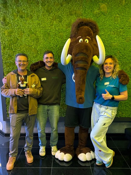 Gruppenbild mit Maskottchen Manni: Vertreter:innen der Diakonie Westerwald und des Vereins SkateAid