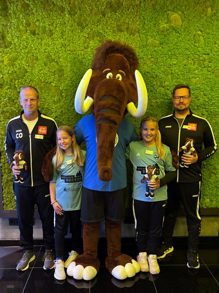 Gruppenbild mit Mammut: Spielerinnen der MSG WällerLand mit ihren Trainern