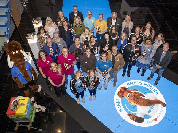 Große Freude im MammutTower. Vertreterinnen und Vertreter der elf Mammutprojekte 2025 zusammen mit der Jury des Sponsoringprogramms für den Westerwald.