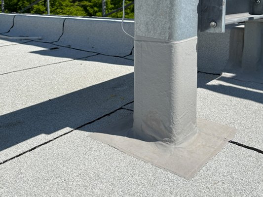 Detailansicht: Anschlüsse abgedichtet mit ALSAN Flashing quadro