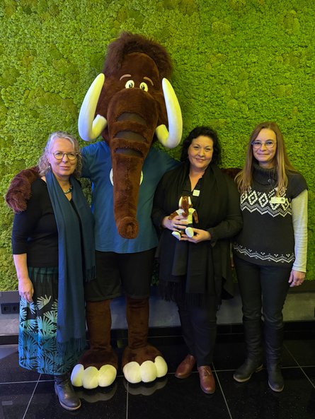 Gruppenbild mit Mammut: Vertreterinnen des Kulturvereins Lasterbach