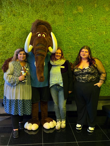 Gruppenbild mit Mammut: Vertreterinnen von JobAction