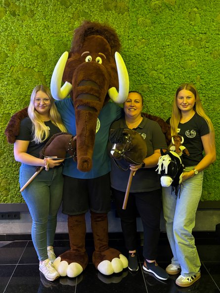 Gruppenbild mit Mammut: Vertreterinnen der Fzr Breitscheid