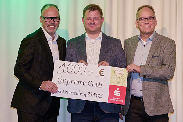 Standortleiter Dietmar Dreher (rechts) und Thorsten Horn (Mitte) von SOPREMA haben die Auszeichnung bei der Preisverleihung am 29.10.2025 stellvertretend im Empfang genommen.